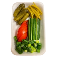 Met tomaat, komkommer, augurk, peper en bosui